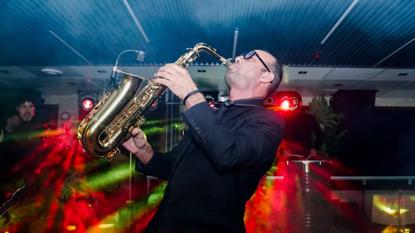 Saxofonista ao vivo durante o programa de entretenimento do cruzeiro com jantar no Bósforo