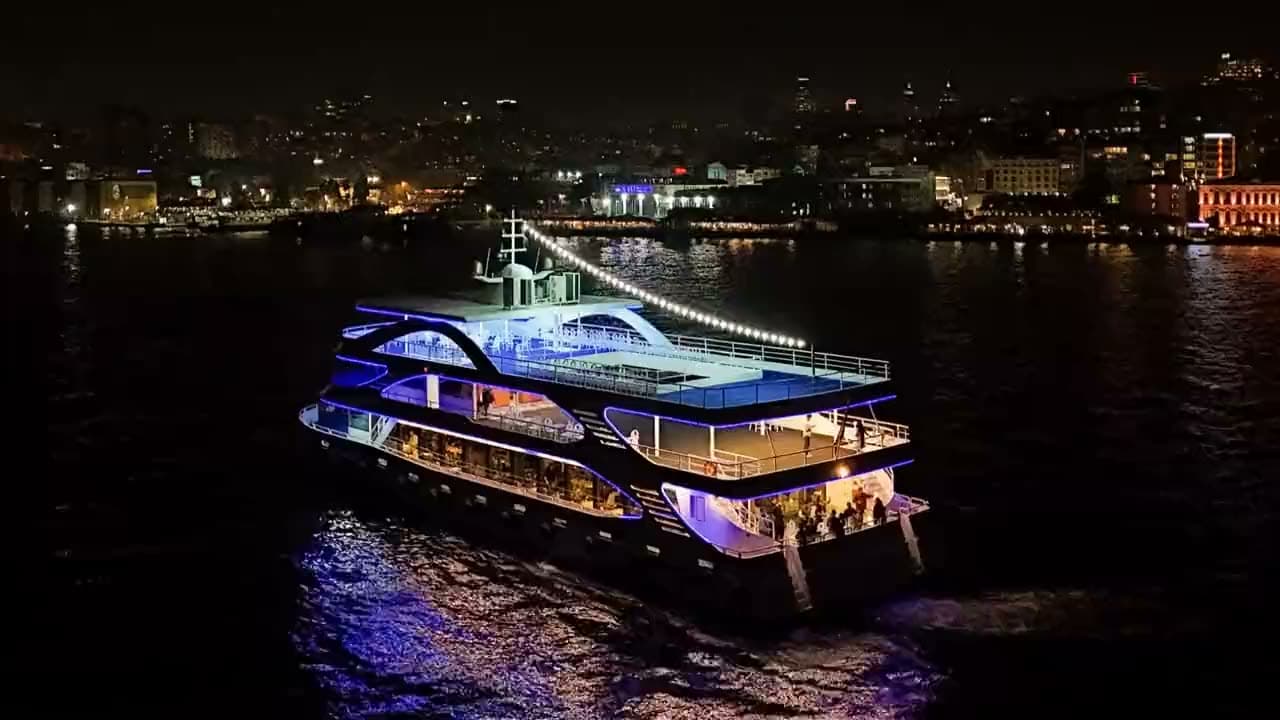 Barco Touronic Cruise no Bósforo à noite